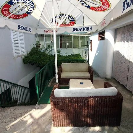 6 Bedroom In *