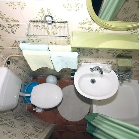 6 Bedroom In Apartamento Tisno