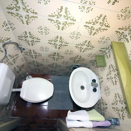 6 Bedroom In *