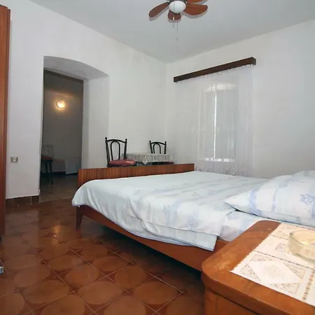 6 Bedroom In Apartamento Tisno
