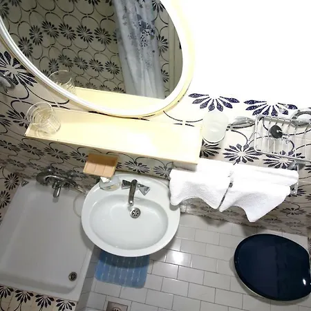 6 Bedroom In *