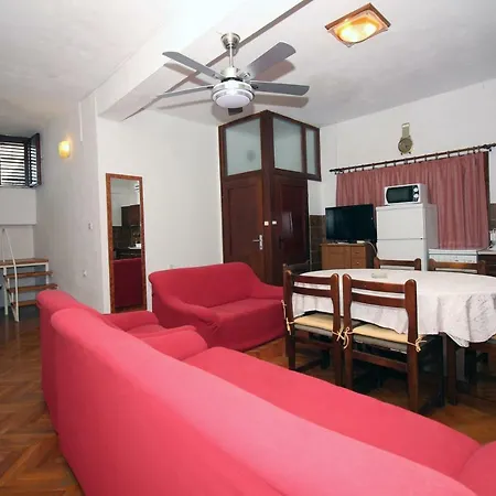 6 Bedroom In Apartamento Tisno