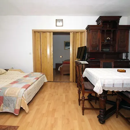 6 Bedroom In *