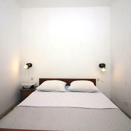 6 Bedroom In *
