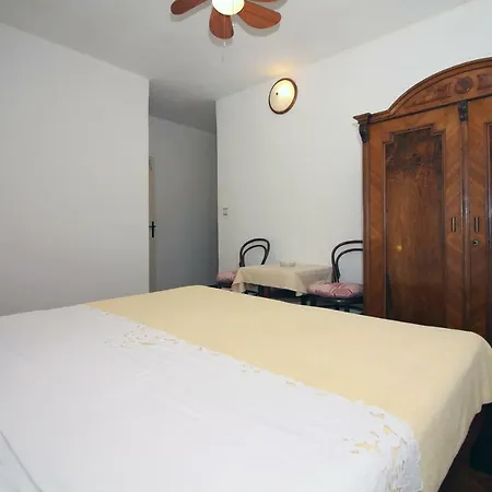 Apartamento 6 Bedroom In Tisno